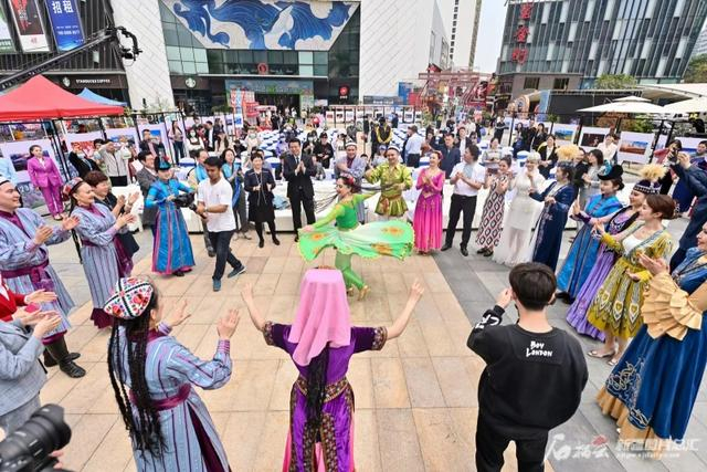 3月20日，在厦门市举办的“新疆是个好地方”旅游推介会现场，大家跳起麦西热甫。石榴云/新疆日报记者 阿比拜摄