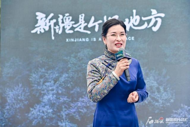 和田地区文化体育广播电视和旅游局党组副书记、局长吐送古丽·买托胡提推介和田旅游。石榴云/新疆日报记者 阿比拜摄