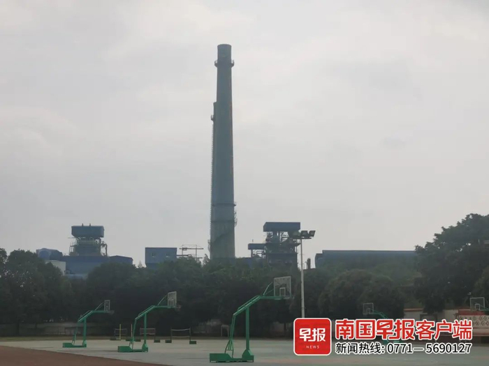 ▲在宾阳县黎塘镇第三初级中学能看到浮法公司的烟囱。南国早报全媒体记者 颜强摄