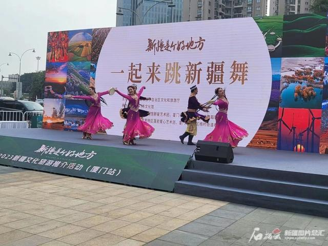 3月20日下午，在厦门市万达广场前，“一起来跳新疆舞”进广场联谊活动现场。石榴云/新疆日报记者阿比拜摄