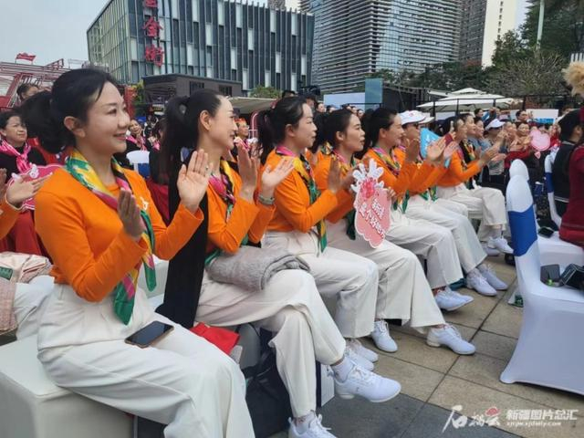 3月20日下午，厦门市万达广场前，厦门市民在“一起来跳新疆舞”进广场联谊活动现场。石榴云/新疆日报记者阿比拜摄