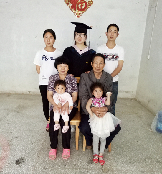     大学毕业后，马晴晴把学士服带回家，与家人合影。本文图片均由受访者提供