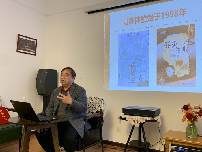 李亦中在新书发布会上