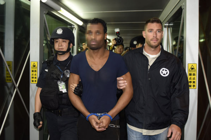 警察追逃犯，犯人跑出国境线1米，能不能开枪？丨轻武专栏