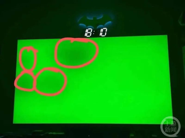 ▲这台98英寸电视屏幕出现了故障