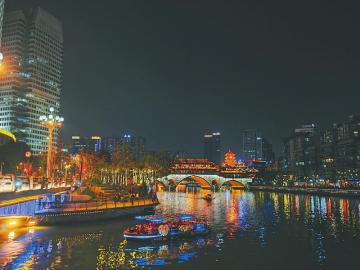 在桨声灯影里感受锦江夜色。 成都文旅集团供图