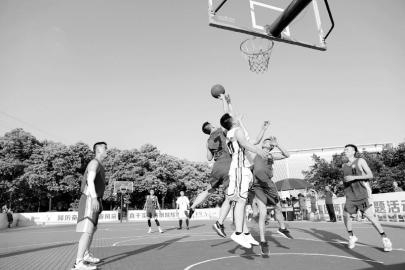 达州钢铁篮球协会举办的篮球比赛现场。