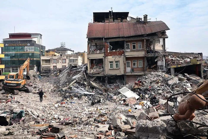这是 2 月 19 日在土耳其南部卡赫拉曼马拉什省卡赫拉曼马拉什市拍摄的震后景象  新华社发 （穆斯塔法·卡亚摄）