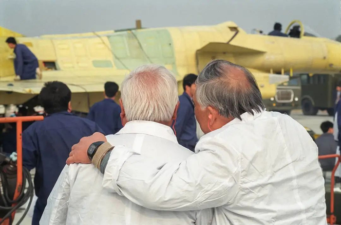 △1998年，总设计师宋文骢和总工艺师李明才为歼10首飞做最后的检查