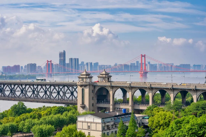 武汉地标之武汉长江大桥与鹦鹉洲长江大桥 图源/图虫创意