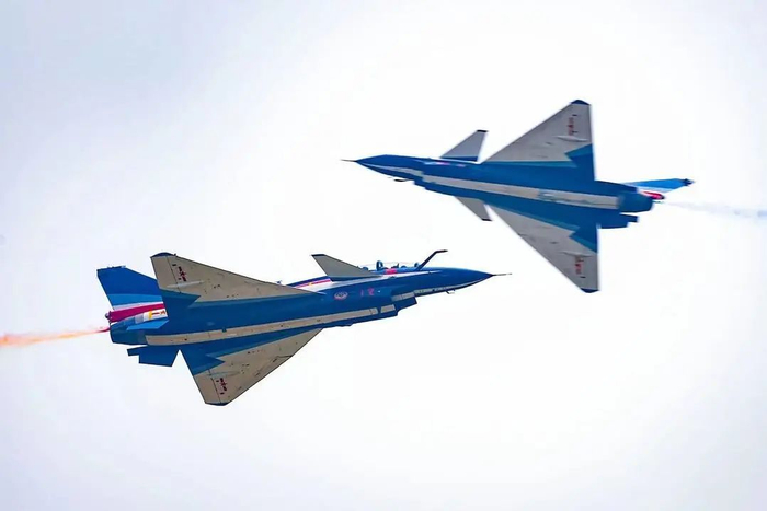 △2010年，八一飞行表演队换装歼10表演机