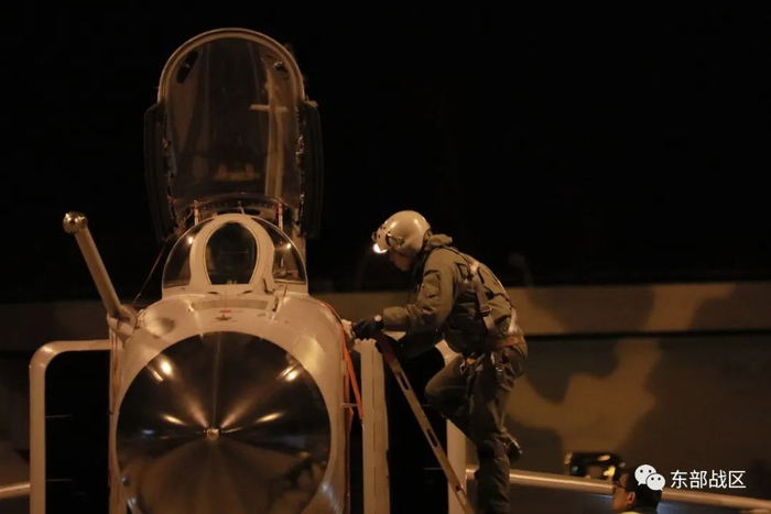 资料图：东部战区空军航空兵某团连续组织下半夜结合拂晓飞行训练。图源：东部战区