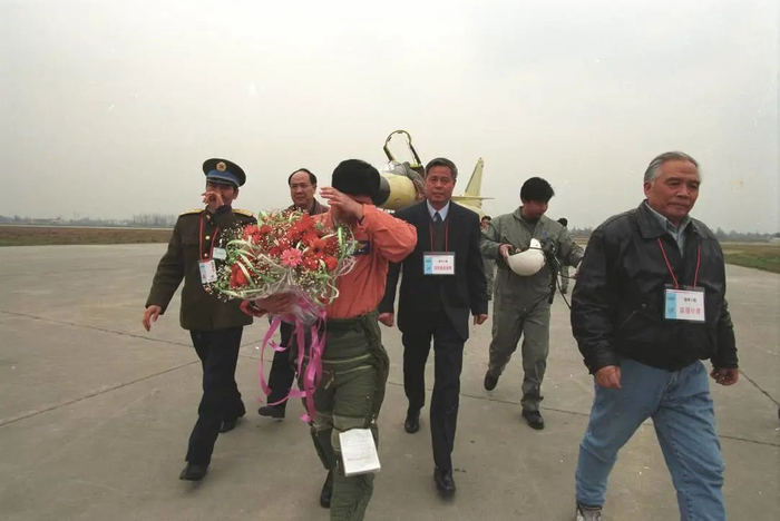 △1998年，首飞成功试飞员雷强难掩激动