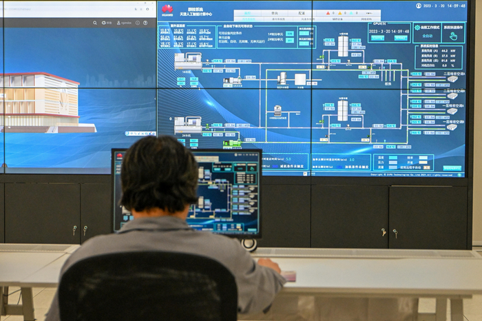 ▲3月20日，在天津市人工智能计算中心中控室，技术人员在监控设备运行情况。图/新华社