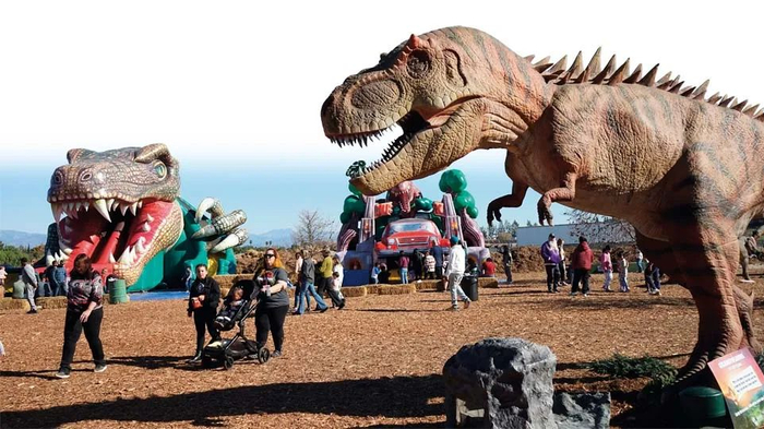 2022 年 12 月 18 日，人们在美国加利福尼亚州洛杉矶县参观大型仿真恐龙展  新华社发 （曾慧摄）