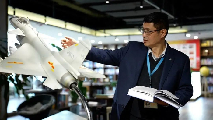 △航空工业成都飞机设计研究所副总设计师杨朝旭