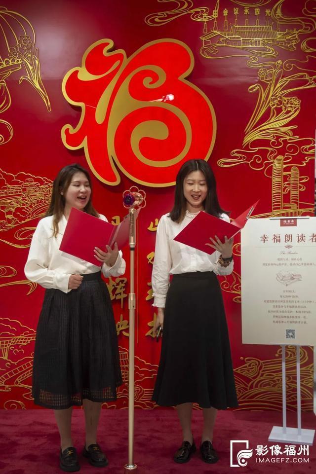 ▲福墙前有个诵福台 张旭阳/摄