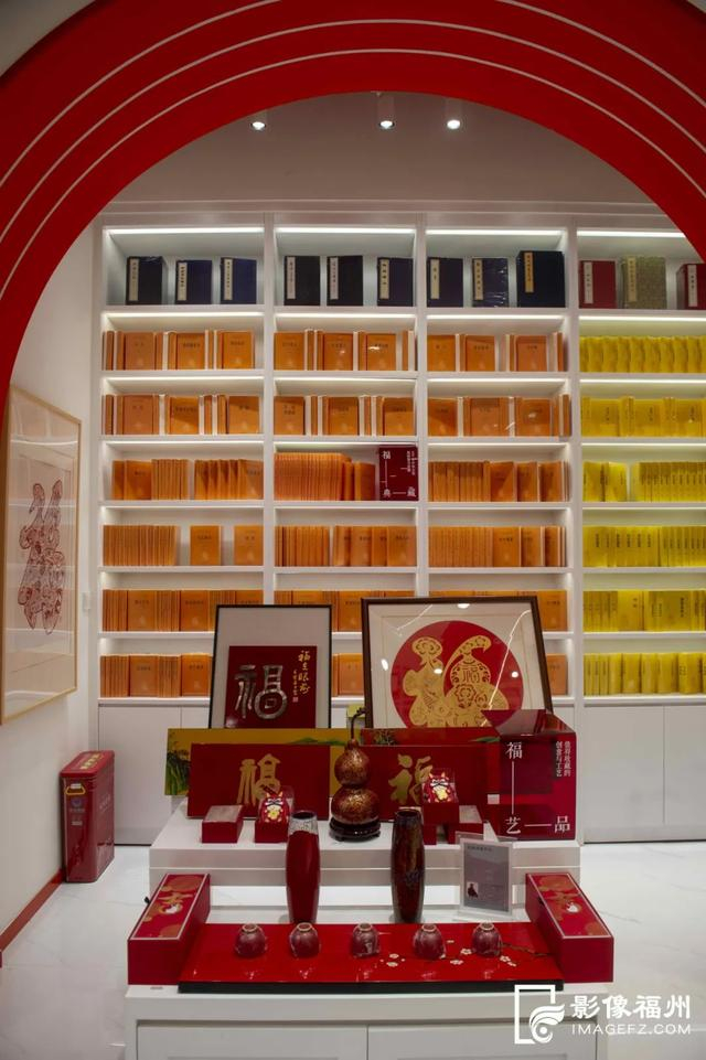 ▲二楼空间里的福文化工艺品展示 张旭阳/摄