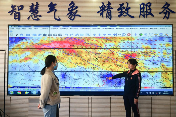 　　3月22日，在青海省黄南藏族自治州同仁市气象局，朱宇蓉（右）和同事分析研判气象状况。 新华社记者 张龙摄
