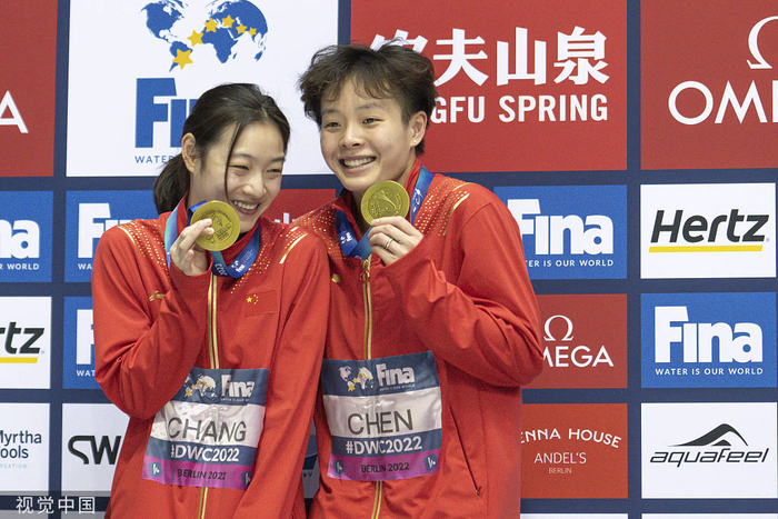 陈艺文（右）和昌雅妮。