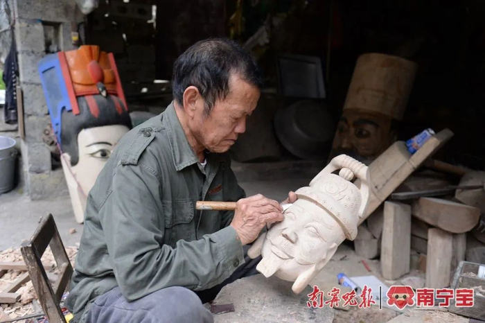自治区级木雕传承人谭建新雕刻傩面具