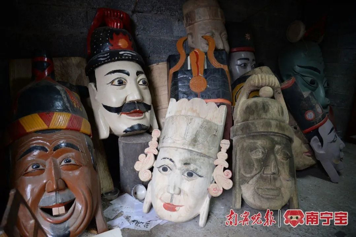 自治区级木雕传承人谭建新雕刻的傩面具栩栩如生