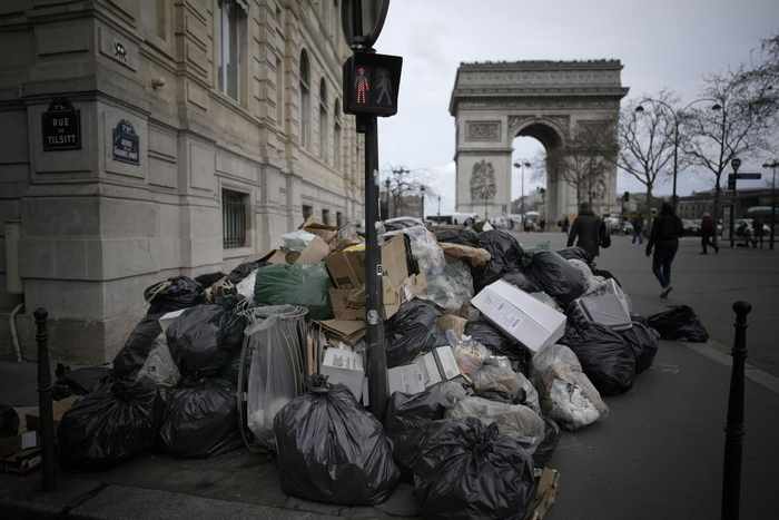 当地时间2023年3月22日，法国巴黎，凯旋门附近的垃圾。图/视觉中国