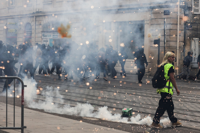 当地时间2023年3月23日，法国西南部波尔多，抗议者在示威活动中与防暴警察发生冲突。图/视觉中国