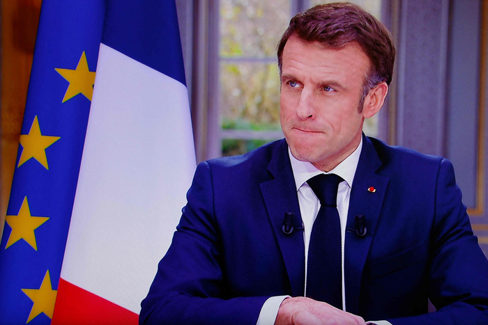 当地时间2023年3月22日，法国总统马克龙在爱丽舍宫接受电视采访时发表讲话。图/视觉中国