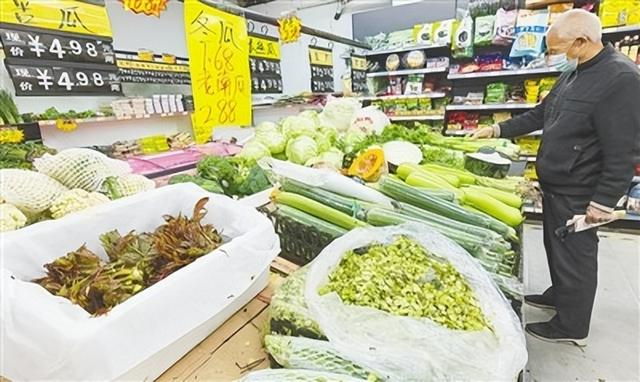 农贸市场里，各类蔬菜琳琅满目