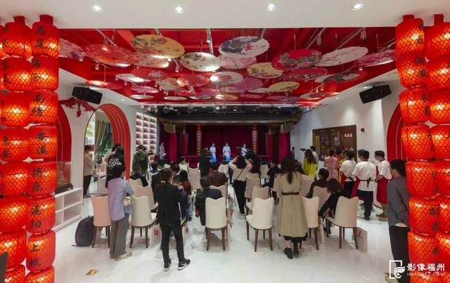 ▲福艺舞台上正在进行多口评话表演 张旭阳/摄