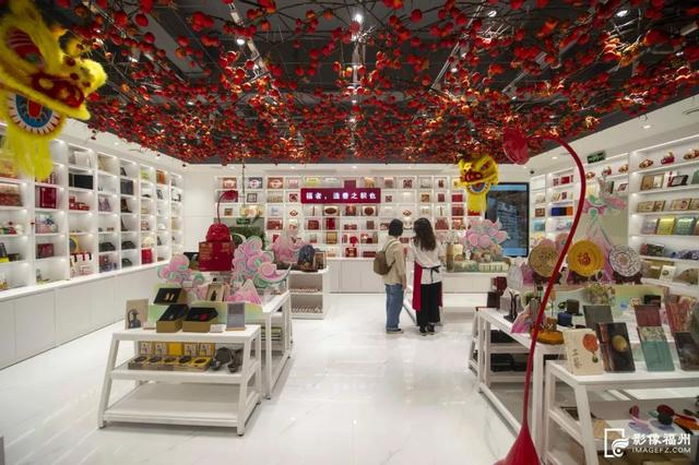 ▲福文创品馆位于一楼后侧，吊顶上悬挂着鲜红的柿子。张旭阳/摄