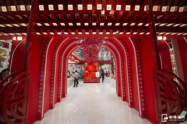 ▲“开门见福”的百福门 张旭阳/摄