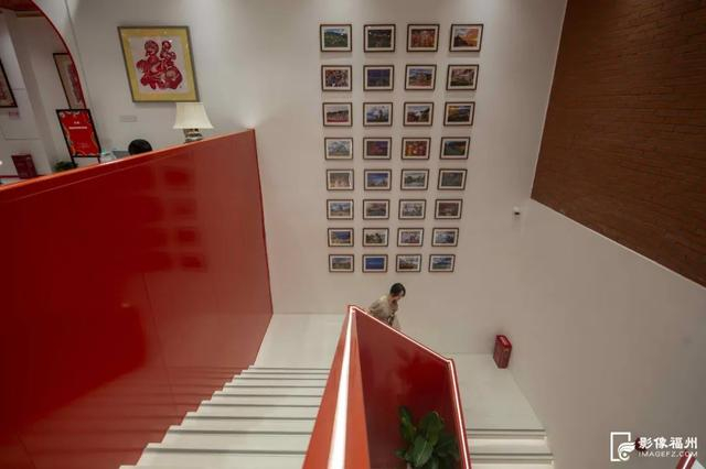 ▲楼道空间装饰着福文化摄影作品 张旭阳/摄