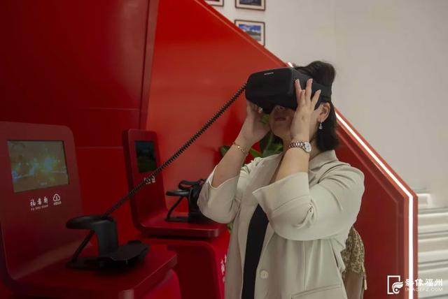 ▲楼梯转角空间的VR视频体验区 张旭阳/摄