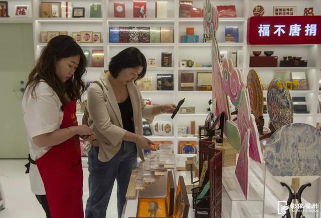 ▲一楼福文创品馆的非遗工艺品吸引市民 张旭阳/摄