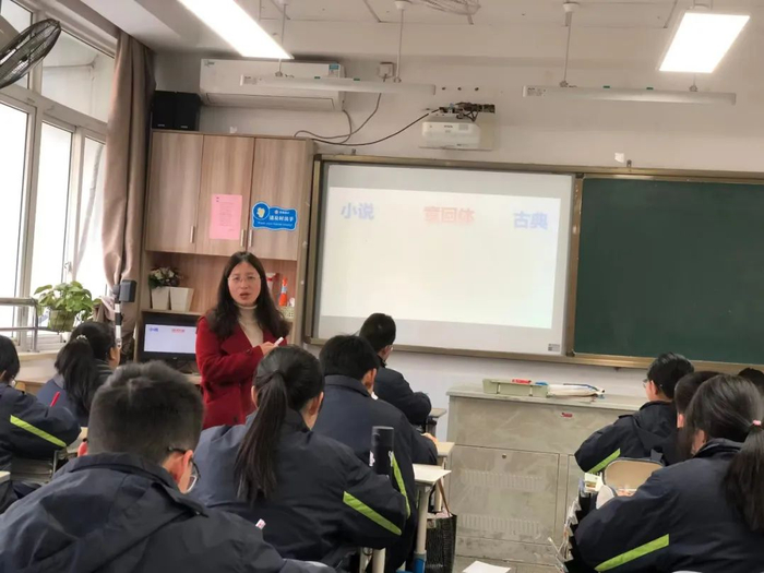 ▲老师给学生上课。受访者供图