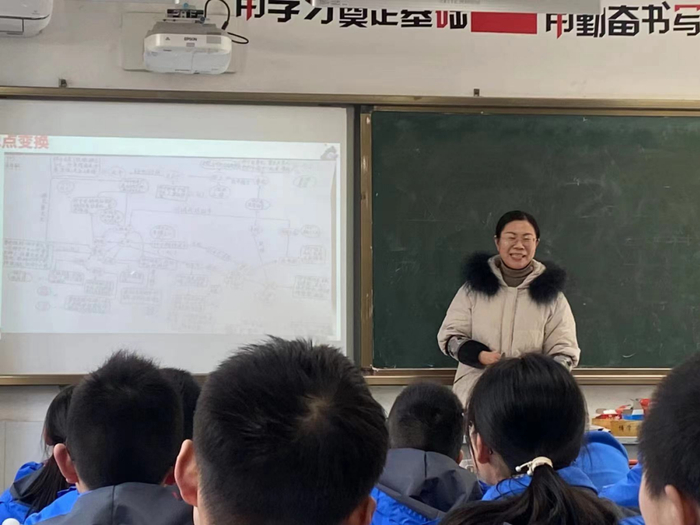 ▲老师给学生上课。受访者供图