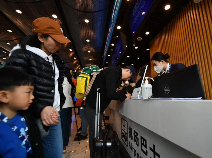 旅客在廊坊城市航站楼办理值机、行李托运。新京报记者 陶冉 摄