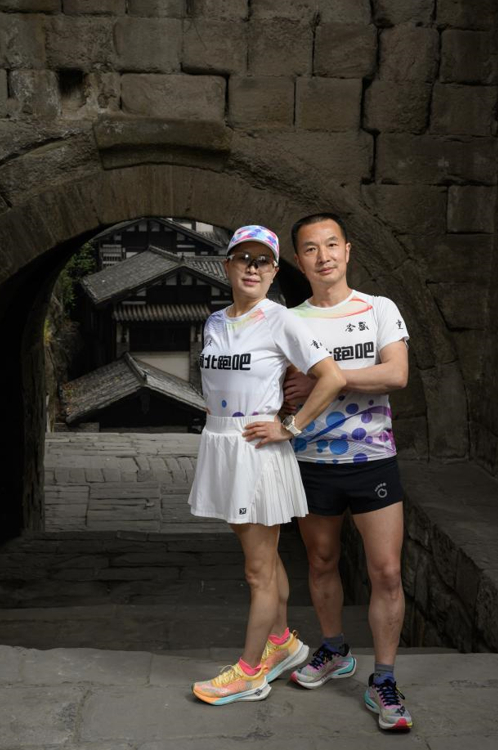 跑出自信的李胜夫妻/图源 刘力