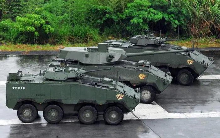  正在测试的“云豹”车族，中间的车辆是“黑熊”突击炮。