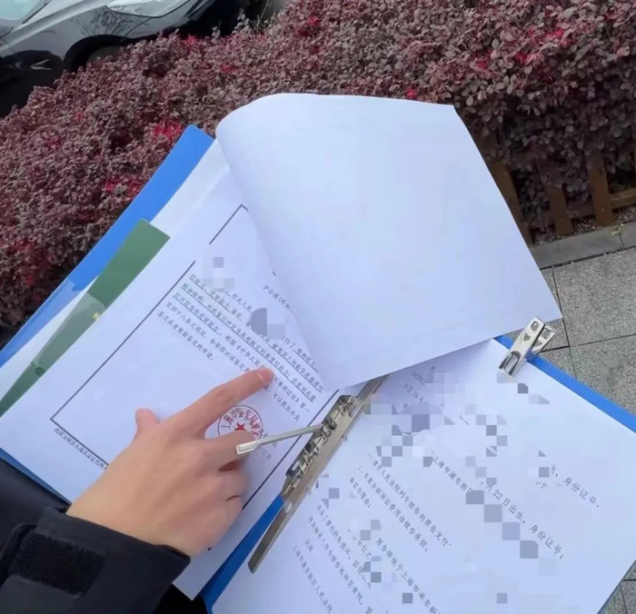 ▲原告陈先生向记者展示其向法院提交的证据。&nbsp; 新京报记者 俞金旻 摄