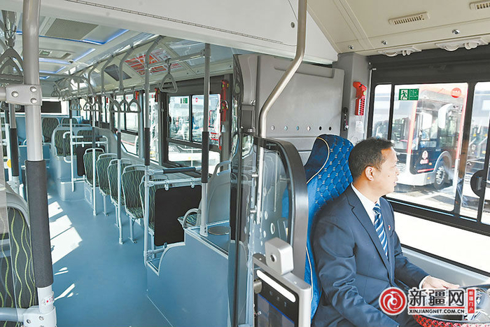 3月23日，安运科负责人周金锐正在演示新能源纯电动公交空调车驾驶室操作功能。（全媒体记者陈岩摄）