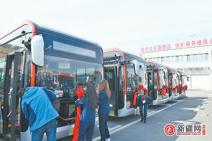3月23日，在市公交集团经营六部车场，公交车司机正在清洁装饰即将上路运营的新能源纯电动公交空调车。
