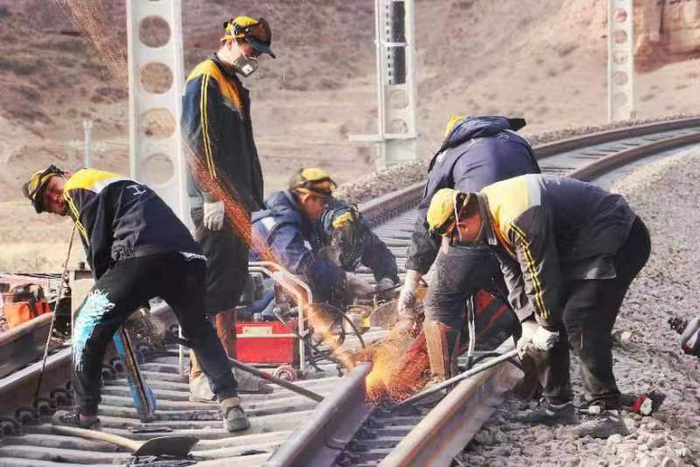 维修现场。王光辉摄