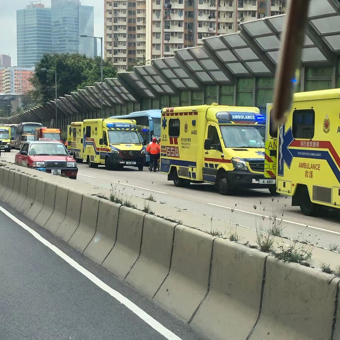 事故发生后，救援车辆抵达现场。  受访者供图