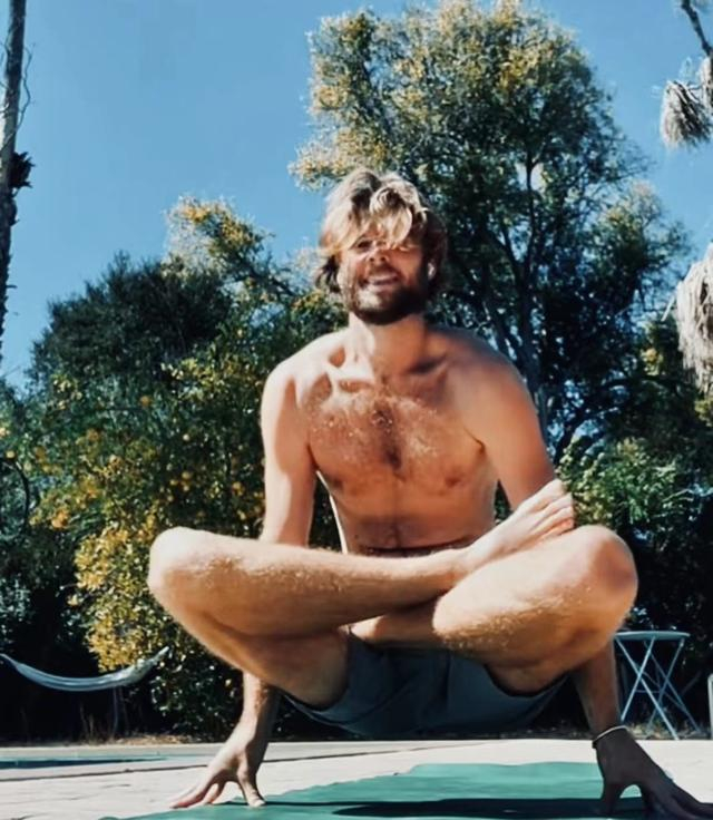 在做瑜伽的麦克斯 麦克斯 图