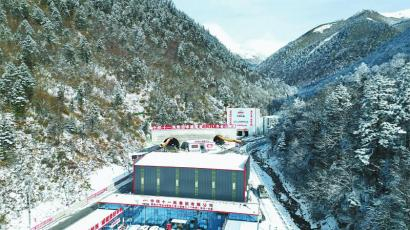 夹金山隧道施工现场。杨镇豪摄