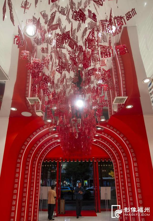 ▲幸福大道上方满是“福” 张旭阳/摄