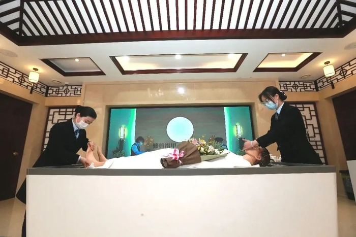 △服务人员向观众展示侍亲沐浴细节